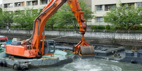 しゅんせつ工事の施工現場